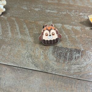 Disney Munchlings Mystery Pin Chip as a cupcake from series 1